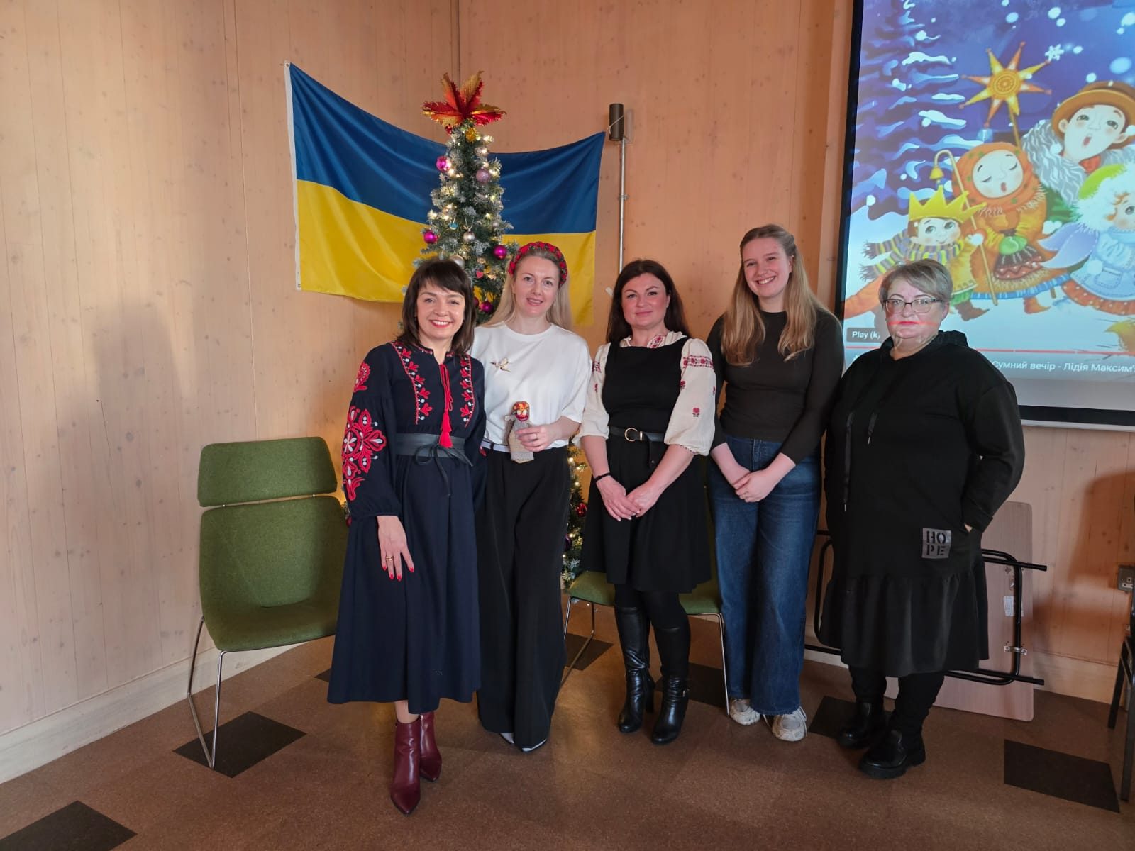 Спільне фото учасників біля ялинки